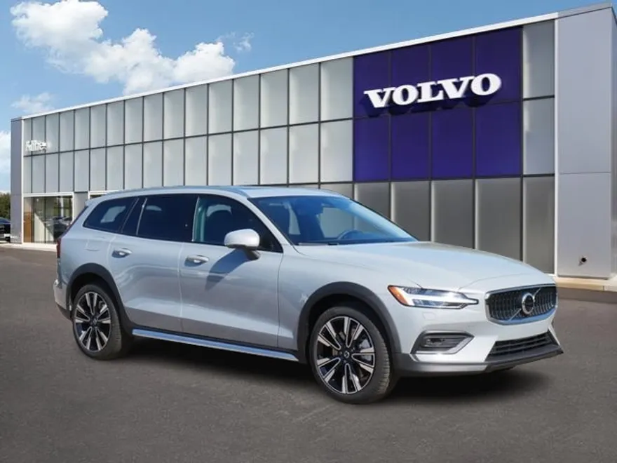 2025 Volvo V60 Cross Country B5 photo 1