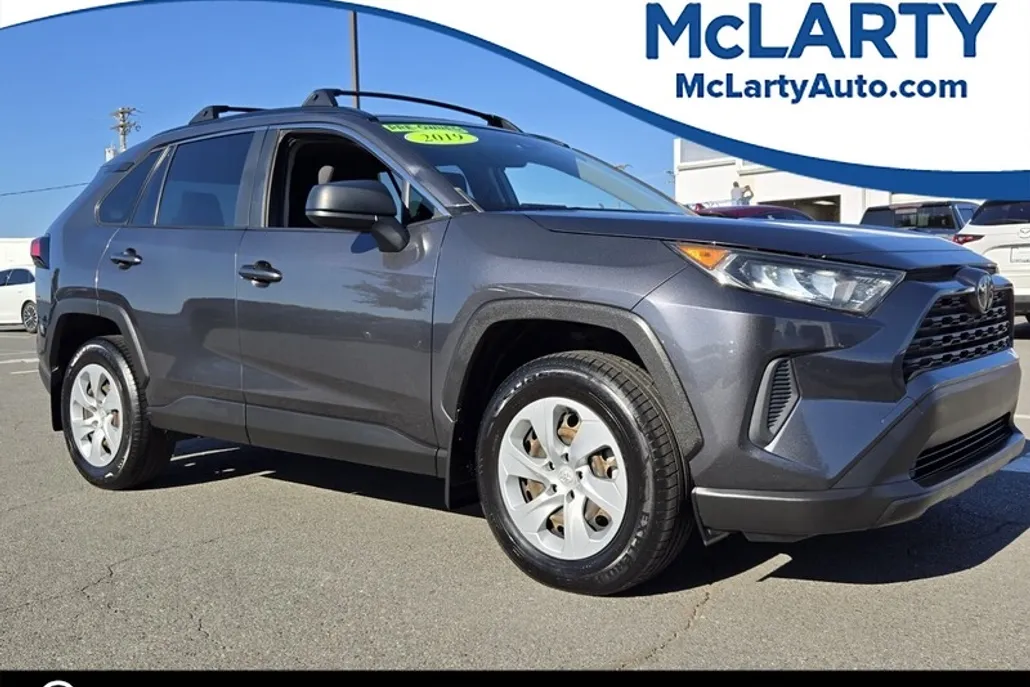 2019 Toyota RAV4 LE photo 1