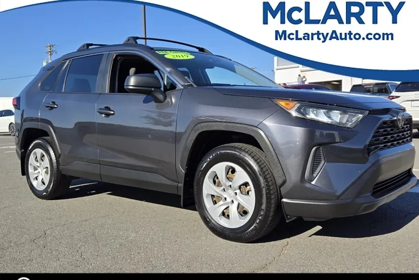 2019 Toyota RAV4 LE photo 1