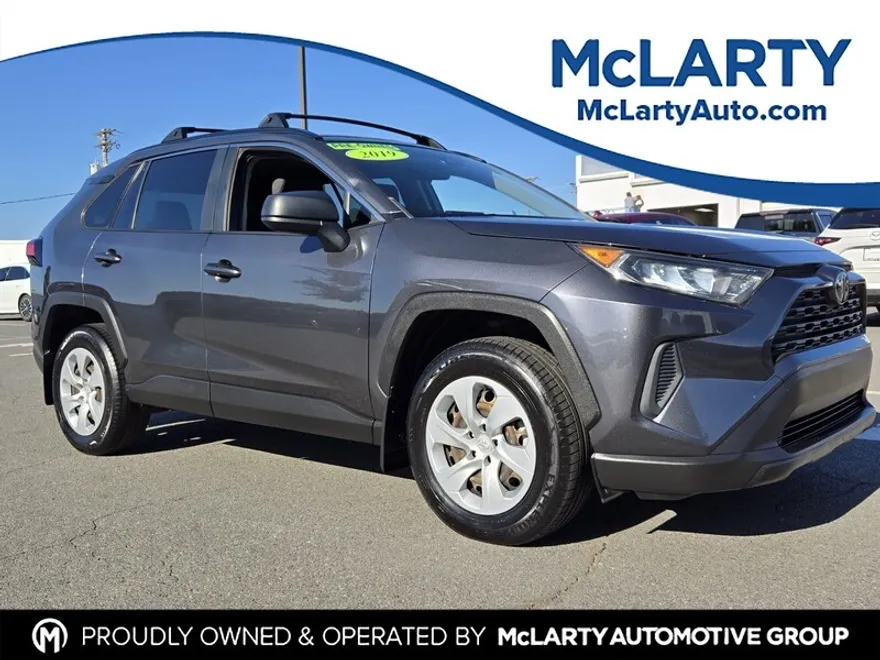 2019 Toyota RAV4 LE photo 1