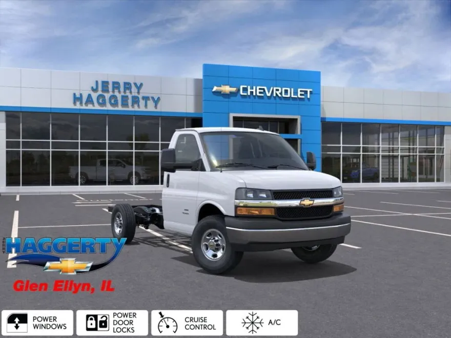 2025 Chevrolet Express Cutaway 3500 photo 1