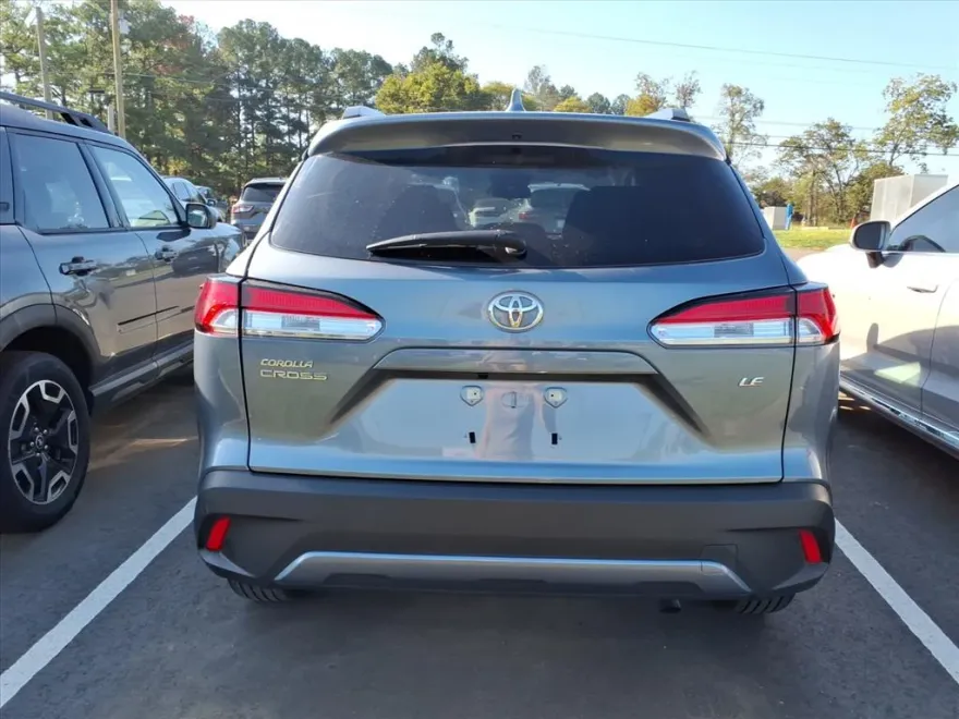 2024 Toyota Corolla Cross LE photo 1