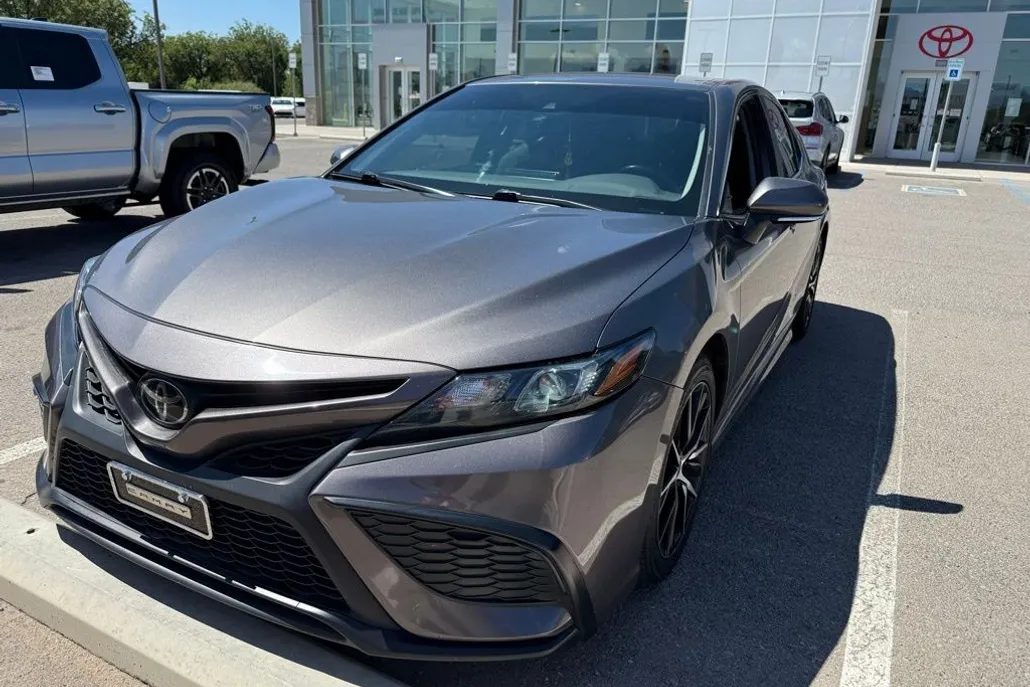 2022 Toyota Camry SE photo 1