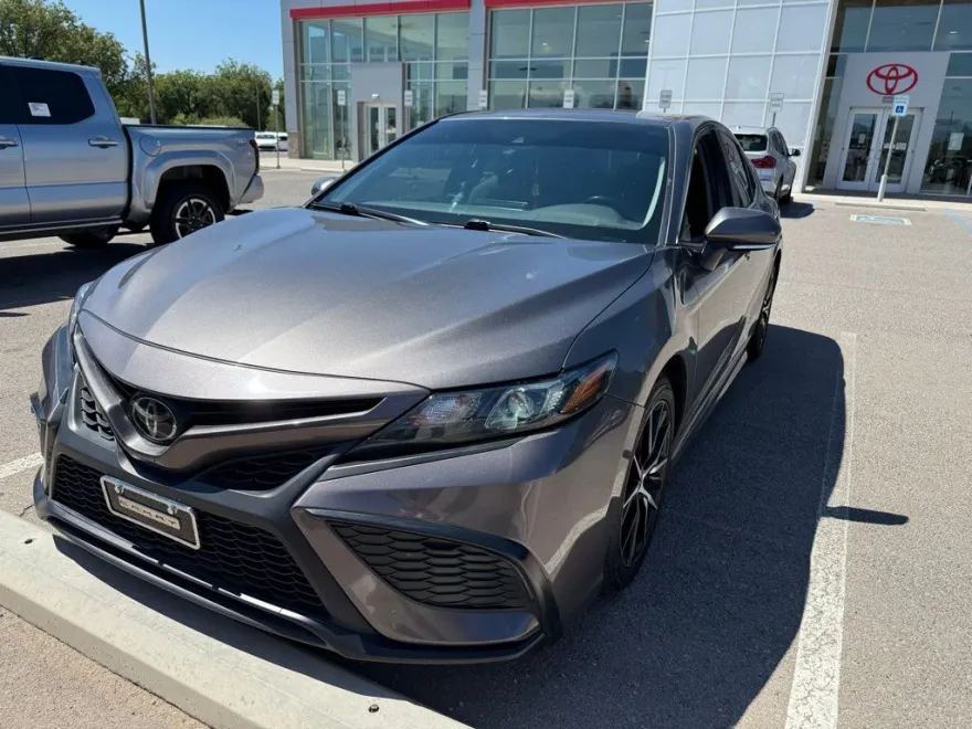 2022 Toyota Camry SE photo 1