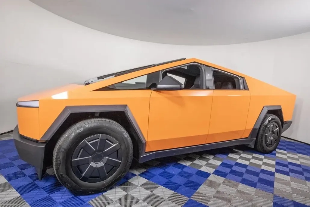 2024 Tesla Cybertruck photo 1