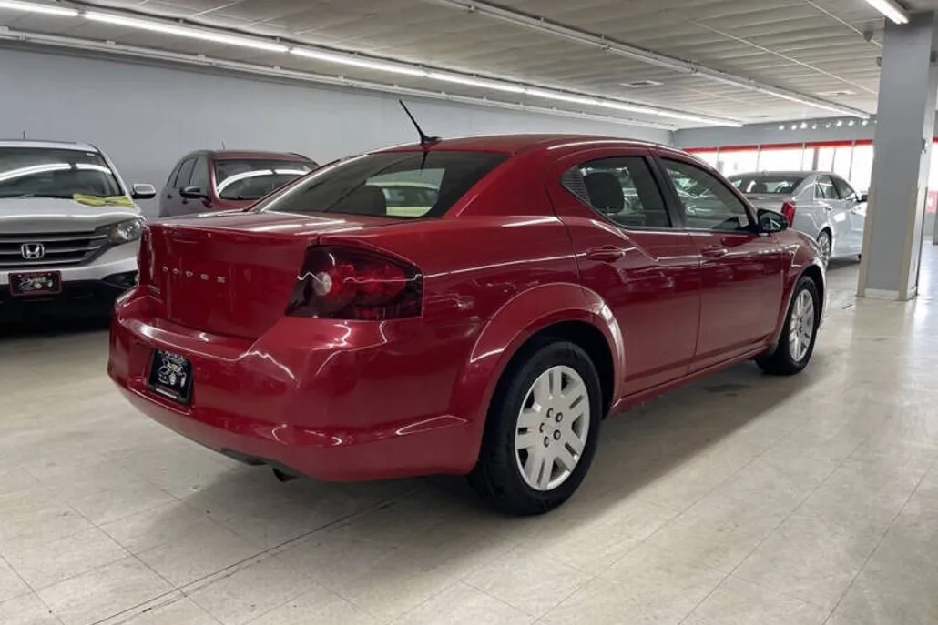 2013 Dodge Avenger SE photo 1