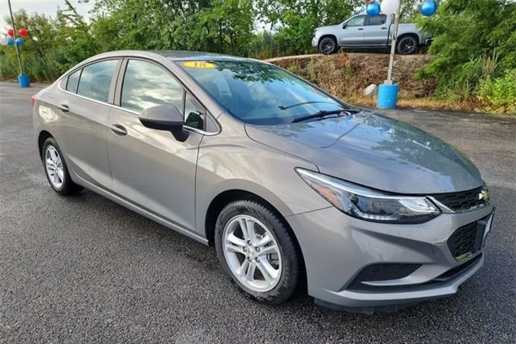 2018 Chevrolet Cruze LT photo 1