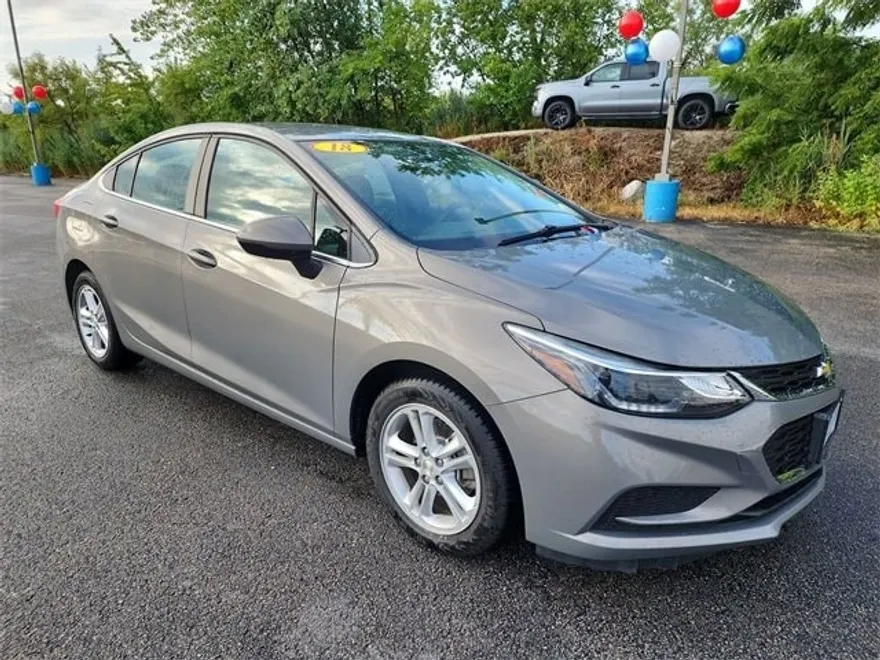 2018 Chevrolet Cruze LT photo 1