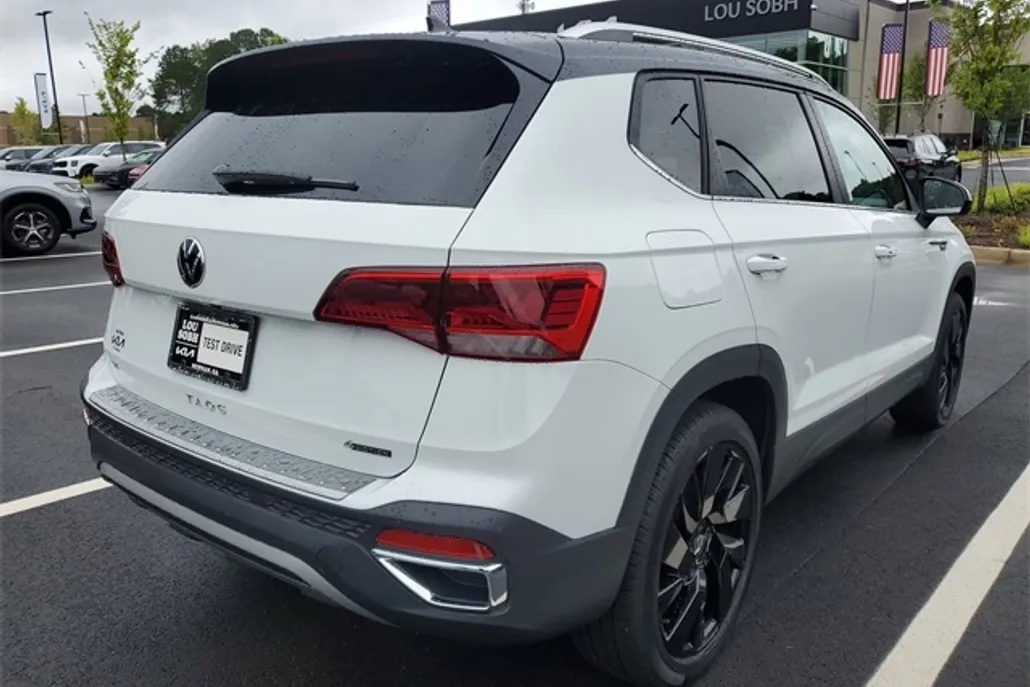 2024 Volkswagen Taos SE photo 1