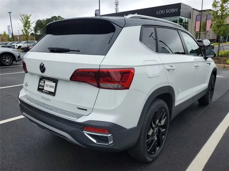 2024 Volkswagen Taos SE photo 1