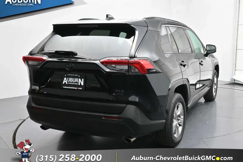 2022 Toyota RAV4 XLE photo 1