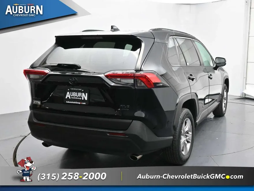 2022 Toyota RAV4 XLE photo 1