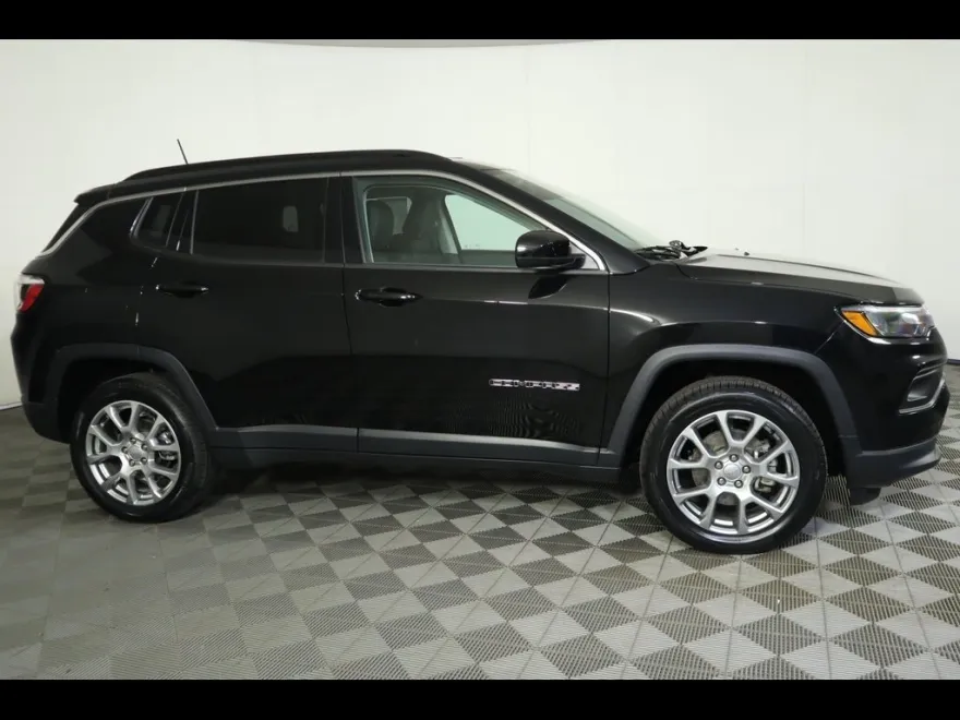 2022 Jeep Compass Latitude Lux photo 1