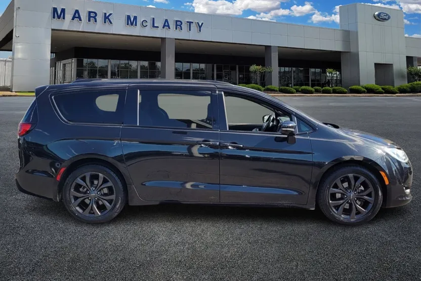 2019 Chrysler Pacifica Limited photo 1