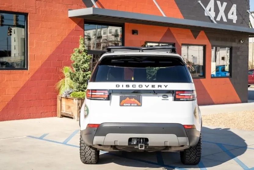 2020 Land Rover Discovery HSE photo 1