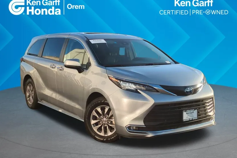 2022 Toyota Sienna XLE photo 1