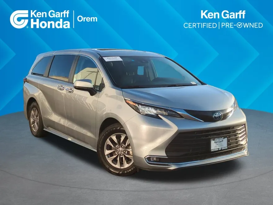 2022 Toyota Sienna XLE photo 1