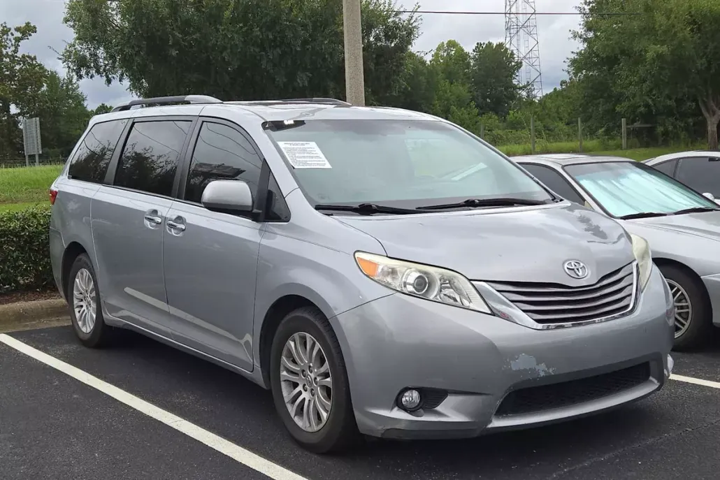 2016 Toyota Sienna XLE photo 1