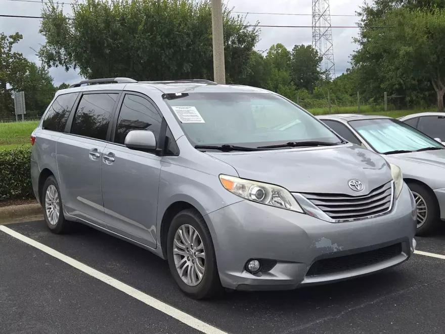 2016 Toyota Sienna XLE photo 1