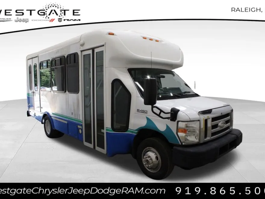 2015 Ford E-450 Cutaway photo 1