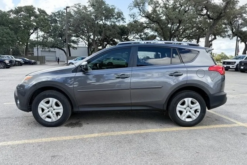 2014 Toyota RAV4 LE photo 1