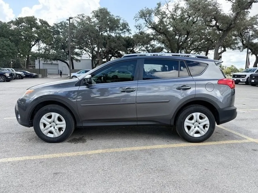 2014 Toyota RAV4 LE photo 1