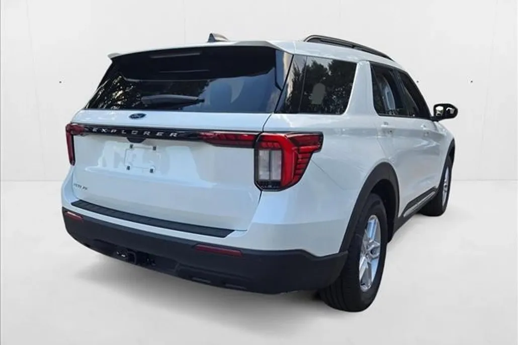 2025 Ford Explorer photo 1