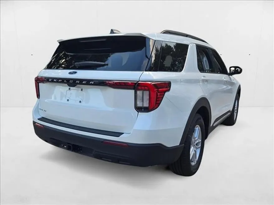 2025 Ford Explorer photo 1