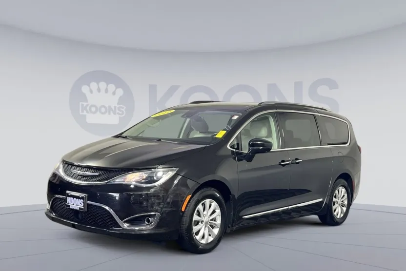 2019 Chrysler Pacifica Touring L photo 1