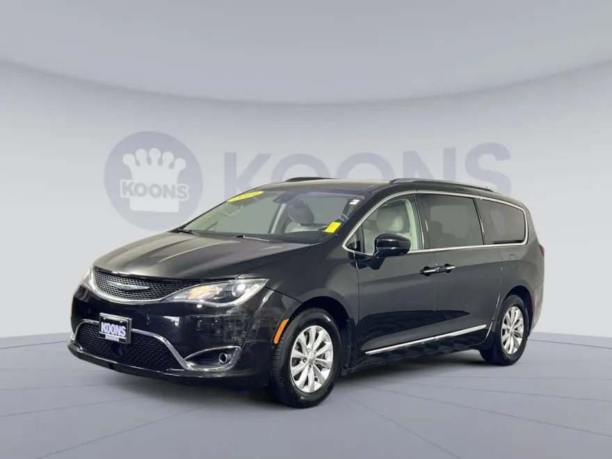2019 Chrysler Pacifica Touring L photo 1