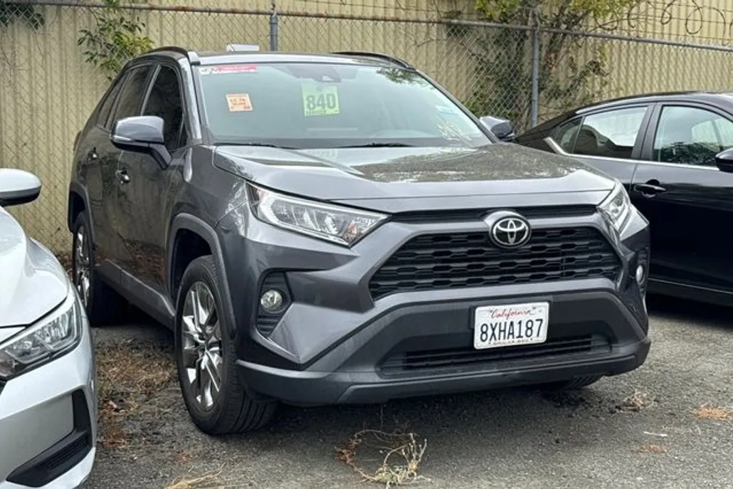 2021 Toyota RAV4 XLE Premium photo 1