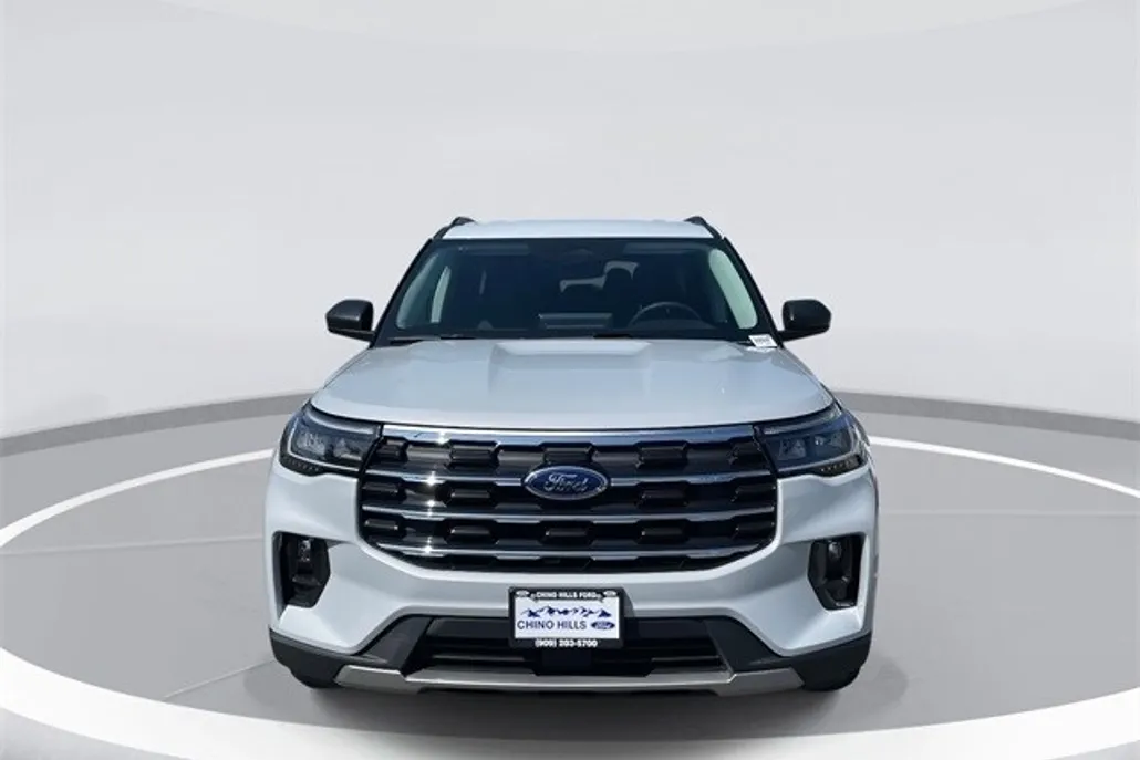 2025 Ford Explorer photo 1