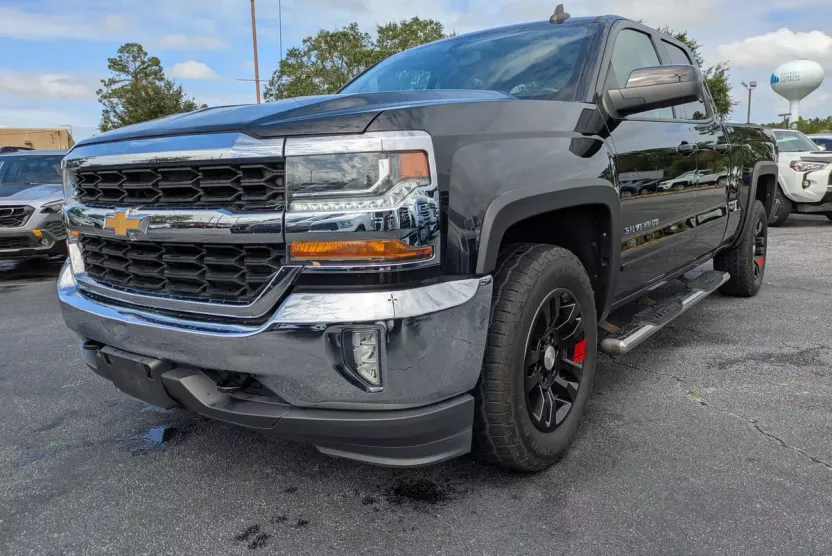 2018 Chevrolet Silverado 1500 LT photo 1