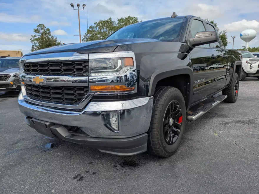 2018 Chevrolet Silverado 1500 LT photo 1
