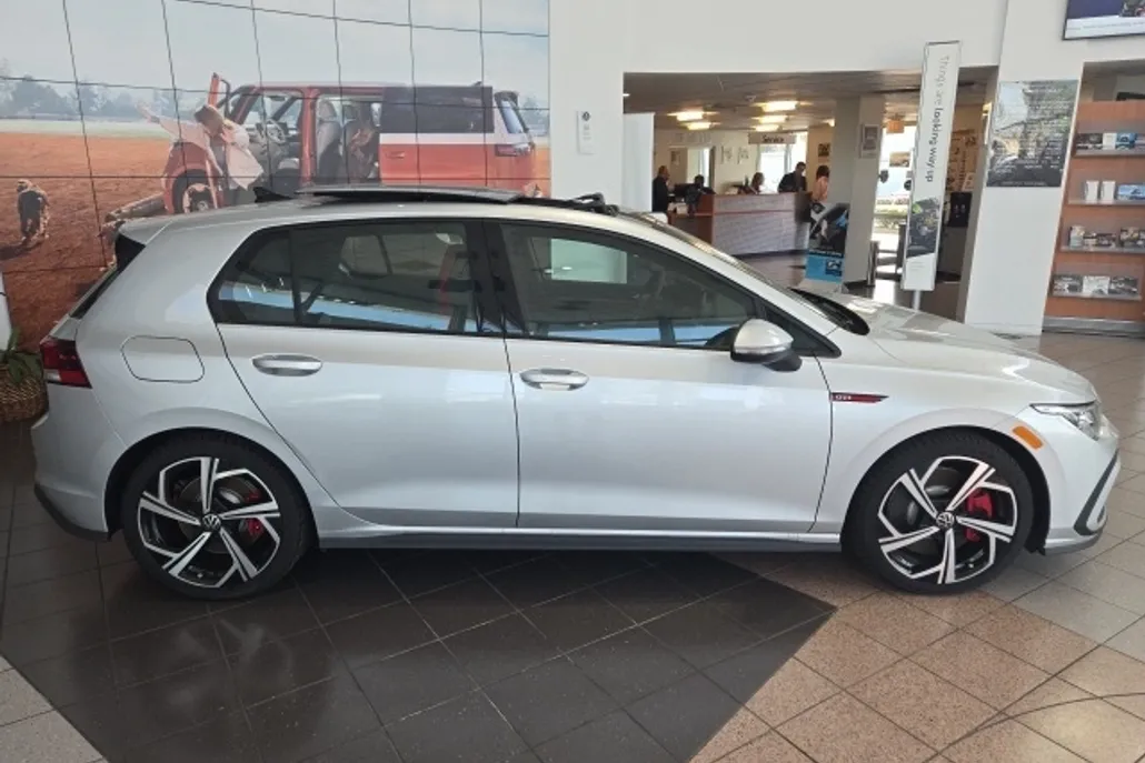 2024 Volkswagen Golf GTI SE photo 1