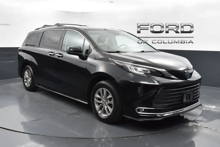 2022 Toyota Sienna XLE photo 1