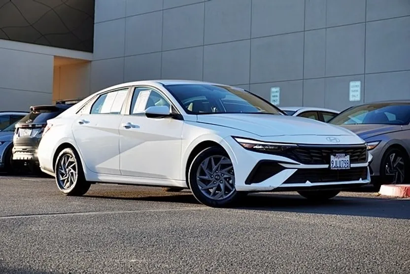 2024 Hyundai Elantra SEL photo 1