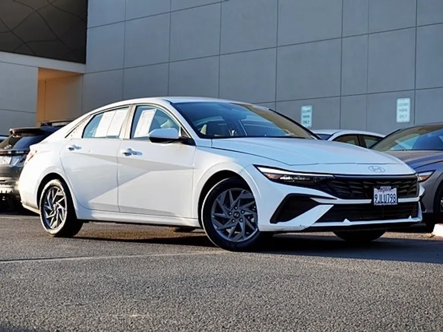 2024 Hyundai Elantra SEL photo 1