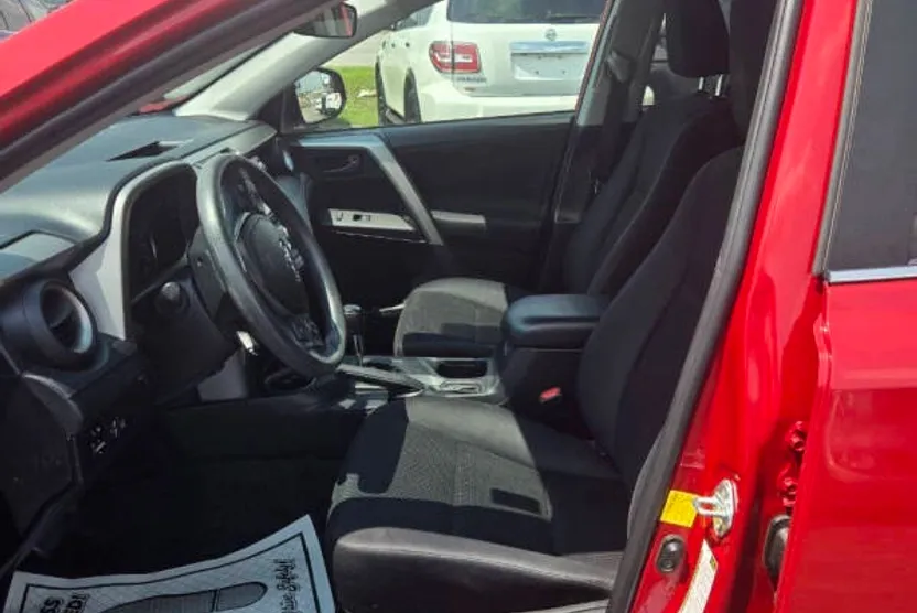 2017 Toyota RAV4 LE photo 1