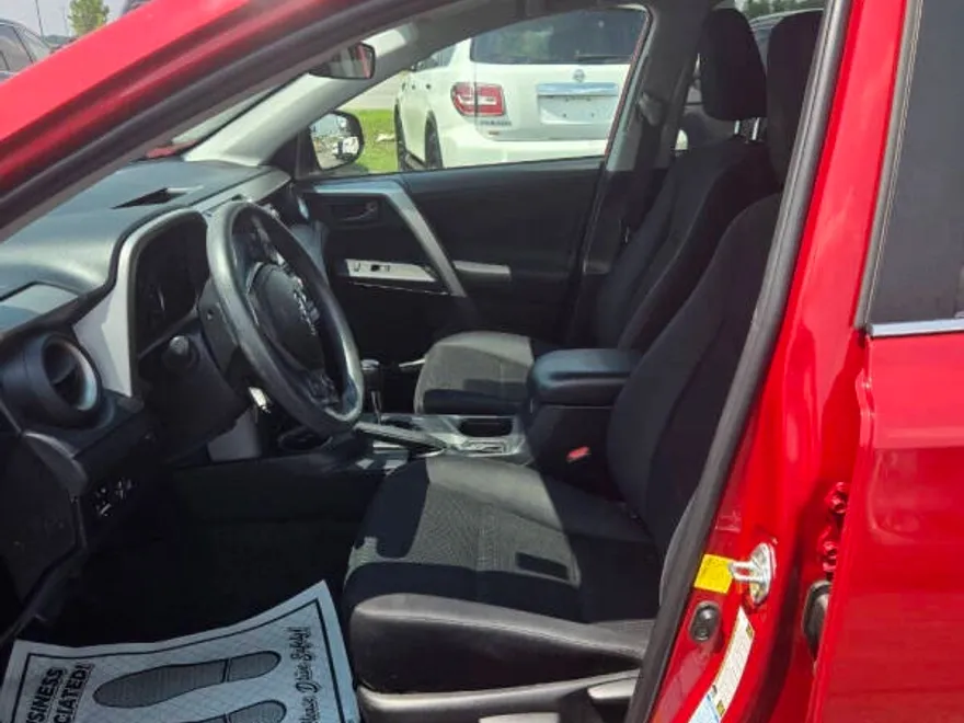 2017 Toyota RAV4 LE photo 1
