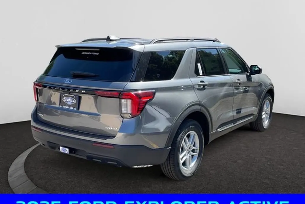 2025 Ford Explorer photo 1