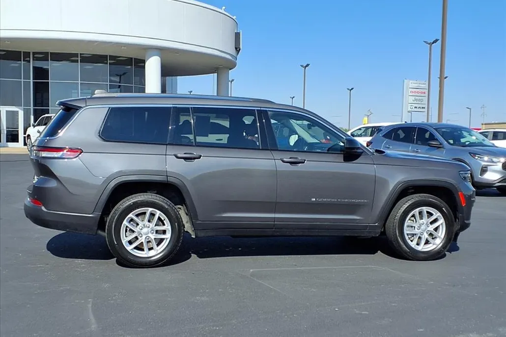 2022 Jeep Grand Cherokee Laredo photo 1
