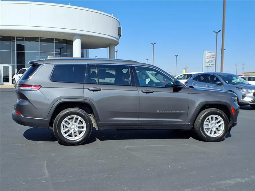 2022 Jeep Grand Cherokee Laredo photo 1