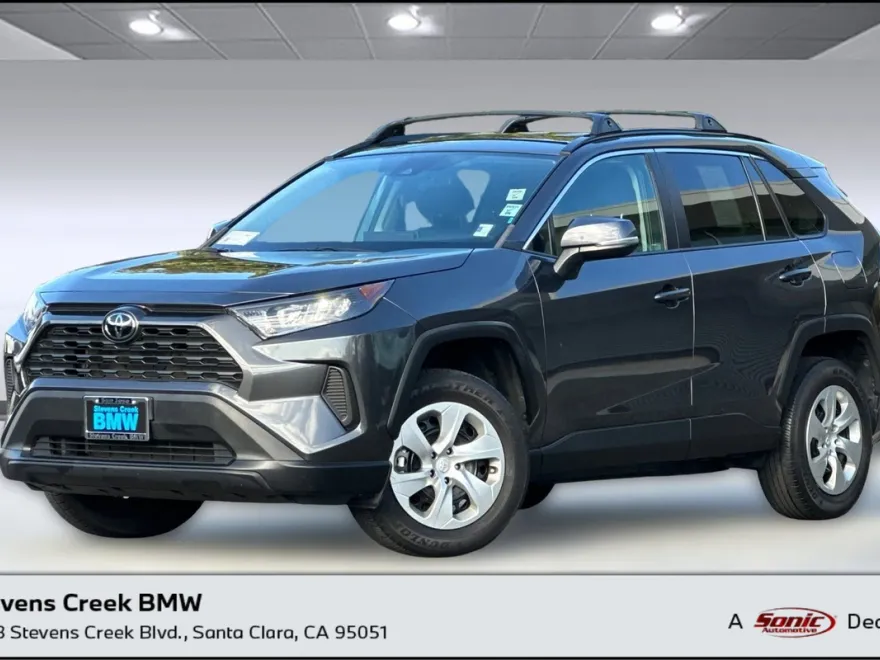 2021 Toyota RAV4 LE photo 1
