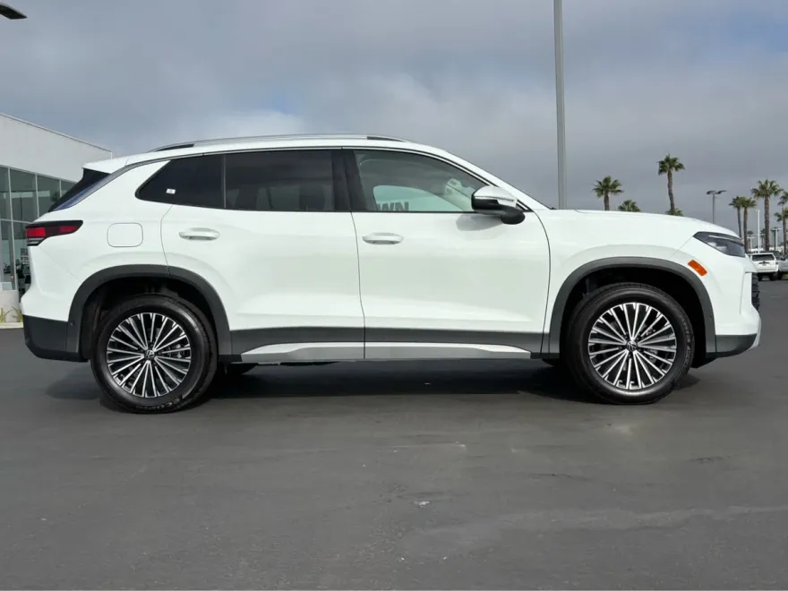 2025 Volkswagen Tiguan S photo 1