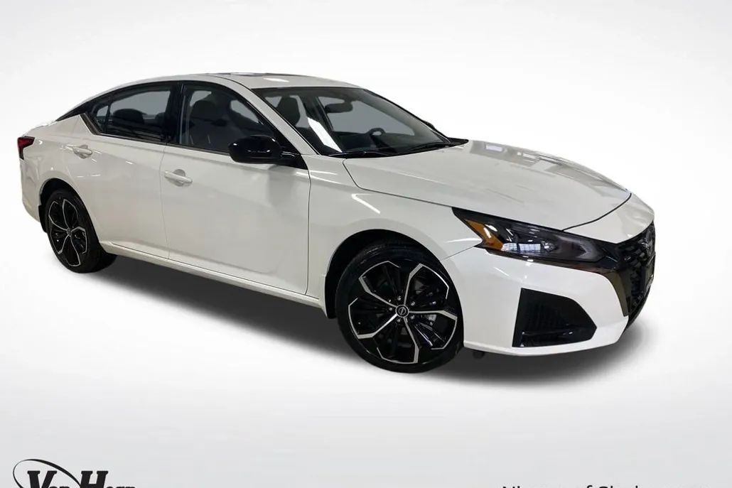 2025 Nissan Altima SR photo 1