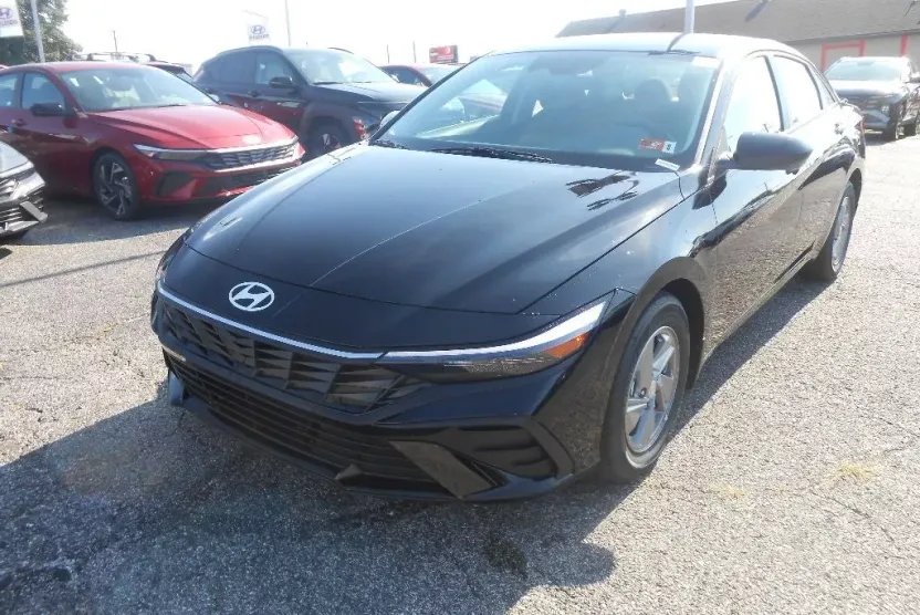 2025 Hyundai Elantra SE photo 1