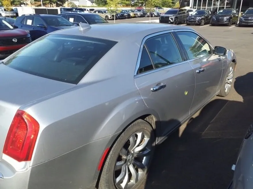 2018 Chrysler 300 Limited photo 1