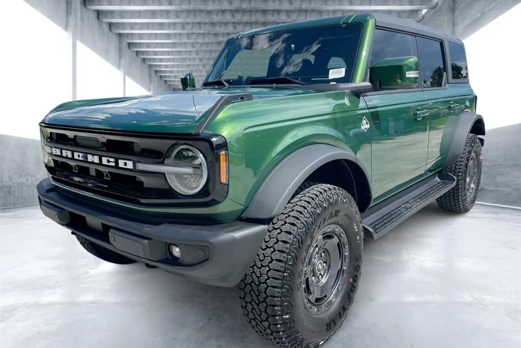 2025 Ford Bronco Outer Banks photo 1