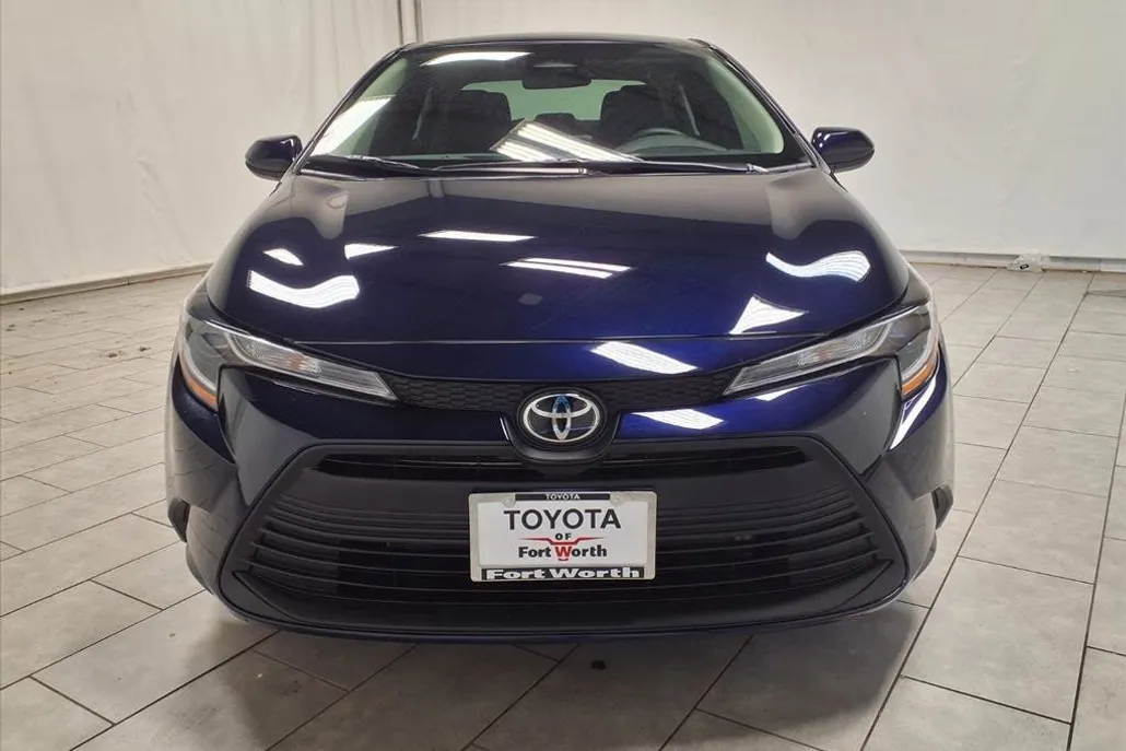 2025 Toyota Corolla LE photo 1